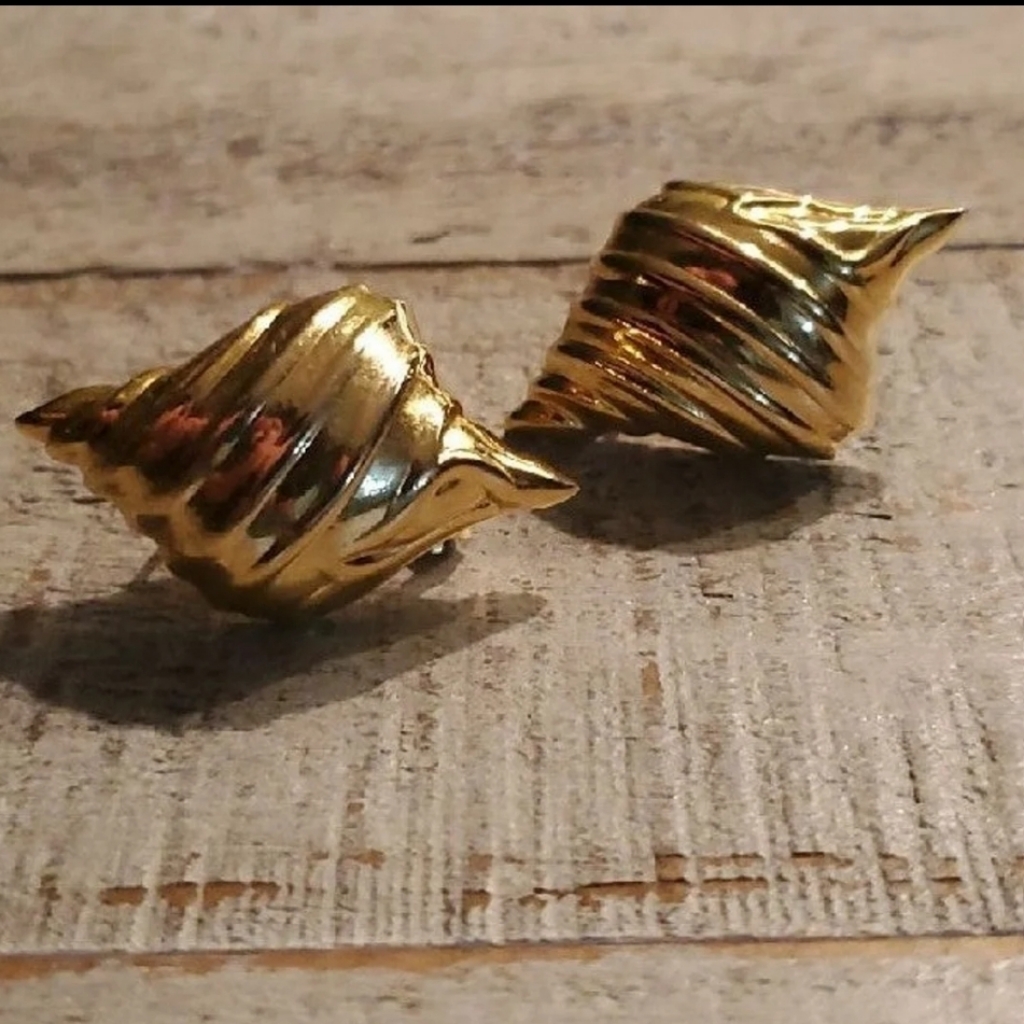 Piscitelli Vintage Pierced Gold Earrings